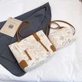 Set borse beige tre pezzi con finiture in pelle marrone e stampa di lettere alla moda - Bianco
