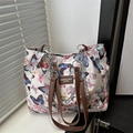 Borsa tote bianca con stampa a farfalla colorata e manici in ecopelle marrone - Farfalla Colorata