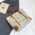 Elegante borsa tote monogramma in pelle martellata beige con finiture marroni e pochette - Grigio