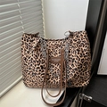 Grande borsa tote leopardata con spalline marroni e catena argento elegante - Leopardo Marrone