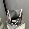 Hahnentritt-Tasche mit weißen Lederriemen und rosafarbenem Quastenanhänger für Damen - Houndstooth