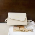 Chique beige geweven crossbodytas met leren klep en gouden mode-logo versiering - Wit