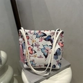 Weiße Bucket Tote Bag mit Schmetterlingsdruck, rosa Quaste und Leder-Markenschild - Schmetterling Bunt