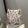 Weiße Canvas Beuteltasche mit Kirschprint und rosa Quastenanhänger für Damen - Kirsche