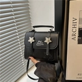 Bolso de mano mini en cuero PU negro con adornos de estrellas y correa ajustable fina - Negro