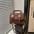Bolso cuadrado retro de cuero PU marrón con tachuelas de estrella para mujer - Marrón