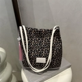Bucket tote bag met luipaardprint, witte schouderband en roze kwastje als hanger - Luipaard Bruin