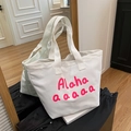 Borsa tote in tela bianca con testo Alaha rosa su vestito nero e libro di testo - Bianco