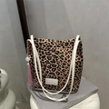 Canvas draagtas met luipaardprint, roze kwastje en leren handvatten - Luipaard Khaki
