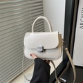 Elegante cremeweiße Lederhandtasche mit Silberverschluss und Schulterriemen - Gebrochenes Weiß