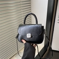 Schicke schwarze Handtasche aus Ölwachsleder mit silberner Schalle und Umhängeriemen - Schwarz