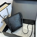Bolso tipo cubo minimalista de cuero trenzado negro con bandolera en caja de regalo premium - Negro