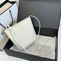 Bolso tipo cubo de cuero trenzado beige presentado en una elegante caja de regalo negra - Blanco
