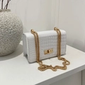 Sac carré blanc à motif crocodile avec double chaîne dorée et fermoir rotatif chic - Blanc Cassé