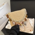 Borsa a sella intrecciata beige con nappe bohémien e dettagli ricamati etnici - Cachi