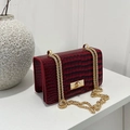 Sac à bandoulière carré rouge vin à motif crocodile avec chaîne dorée et fermoir - Rouge
