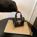 Mini sac bandoulière en cuir noir avec cadenas doré, chaîne et petit pendentif rond - Noir
