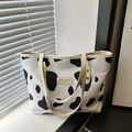 Grande borsa tote con stampa mucca, manici crema e patch in pelle sulla finestra - Stampa mucca