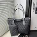 Ensemble cabas gris matelassé avec pochette zippée assortie et design minimaliste - Gris