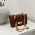 Sac bandoulière marron foncé motif crocodile avec chaîne dorée chic et fermoir rotatif - Marron