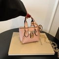 Mini sac cabas rose en cuir avec cadenas doré et bandoulière en chaîne fine - Rose