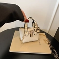 Mini-Handtasche aus weißem Kieselleder mit goldener Kette und Zierschloss-Verschluss - Weiß