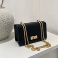 Sac bandoulière noir pour femme en motif crocodile avec chaîne et fermoir dorés - Noir