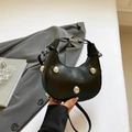 Sac à main demi-lune noir avec clous métalliques argentés et bandoulière réglable - Noir