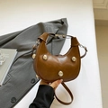 Sac à main demi-lune marron chic avec rivets sphériques argentés et bandoulière - Marron
