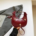 Sac demi-lune bordeaux chic avec rivets argentés et poignée à nœud pour femme - Rouge