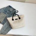 Grote crèmekleurige stro tote tas met zwarte leren hengsels en patch in casual stijl - Zwart