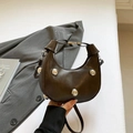 Borsa a mezzaluna marrone scuro con grandi borchie argentate e tracolla in metallo - Marrone