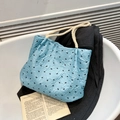 Borsa tote plissettata celeste con stampa a fiocchi neri e manici in corda spessa - Blu