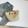 Beige geweven strooien draagtas met bruine lederen handvatten en een modieuze patch - Khaki