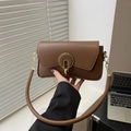 Bolso bandolera de piel sintética marrón oscuro con hebilla redonda dorada y cadena - Marrón