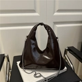 Glänzende dunkelbraune Hobo-Tasche mit Rundgriff und silberner Kette für Damen - Braun