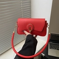 Bolso de hombro rojo brillante con hebilla de herradura dorada y asa gruesa - Rojo