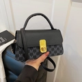 Stijlvolle zwarte crossbodytas met grijs monogrampatroon en gouden metalen draaisluiting - Zwart