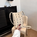 Off-white crossbody telefoontasje met berenprint en een fijne litchi-textuur - Broken Wit