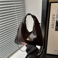 Bolso hobo minimalista en charol marrón oscuro con correa de cadena plateada - Marrón