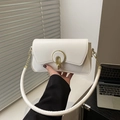 Bolso bandolera blanco minimalista con correa ancha y hebilla de anillo dorada - Blanco