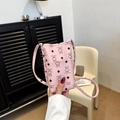 Roze crossbody telefoontasje van generfd leer met berenprint en een voorvakje - Roze