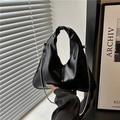 Bolso bandolera negro brillante minimalista con asa de nudo y cadena de metal - Negro