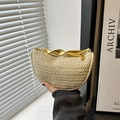 Schicke cremeweiße geflochtene Handtasche mit goldenem gedrehtem Metallgriff im Retro-Look - Weiß