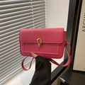 Borsa a tracolla rosa acceso in pelle martellata con chiusura dorata e patta - rosa acceso