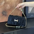 Schwarze Retro-Schultertasche mit Faltenoptik und goldener Kette mit Perlenakzent - Schwarz
