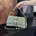 Retro hellgrüne Baguette-Tasche mit Marmorstruktur, Perlenkette und Metallverschluss - Grün