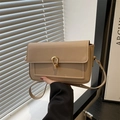 Borsa a tracolla retrò minimalista beige in pelle con fibbia a U dorata e trama litchi - Cachi