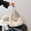 Handgefertigte cremefarbene Häkeltasche mit hohlen Blumenmustern für einen Boho-Sommerstil - Normales Off-white