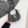 Bolso media luna negro con borla dorada y textura de cuero granulado de alta calidad - Negro